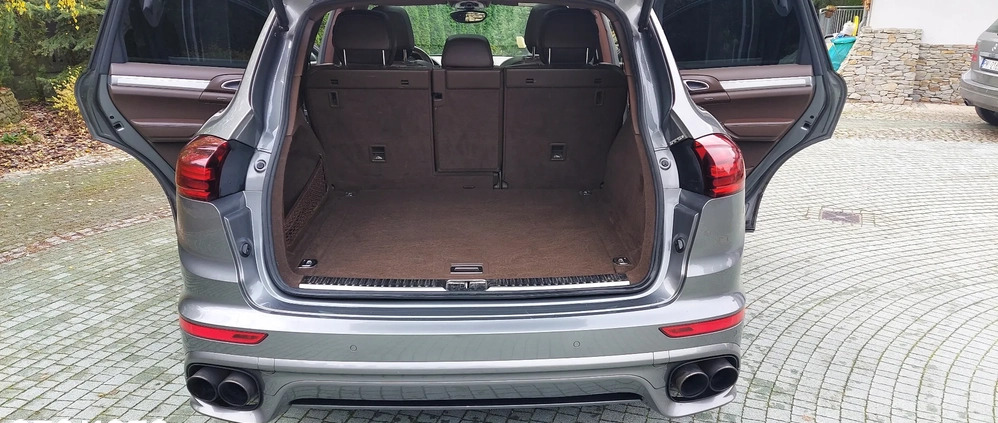 Porsche Cayenne cena 165000 przebieg: 182000, rok produkcji 2015 z Międzychód małe 667